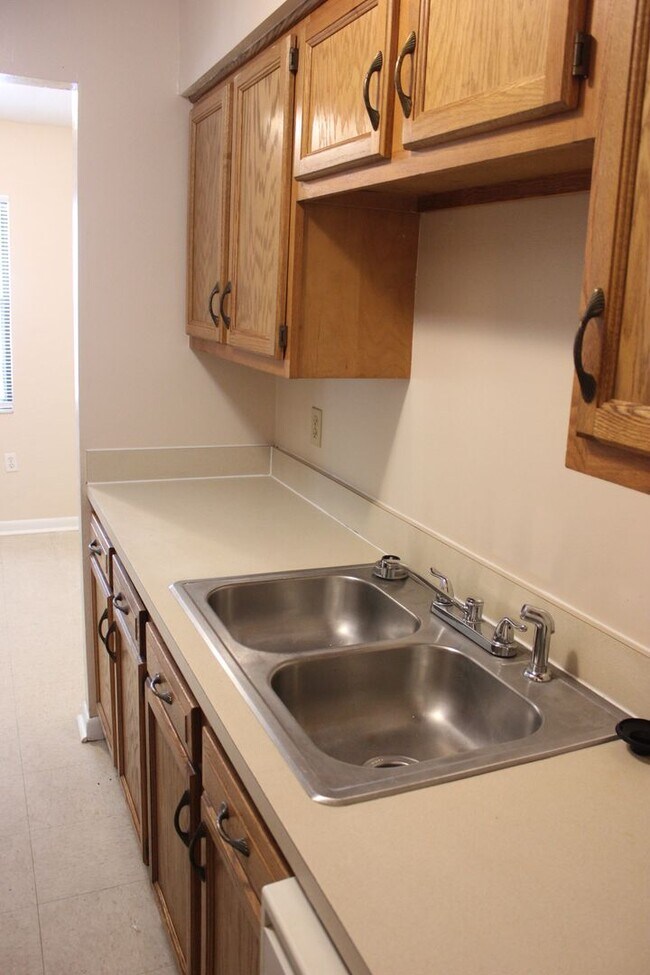Foto del edificio - 2 bedroom 1 Bathroom in Tower Oaks