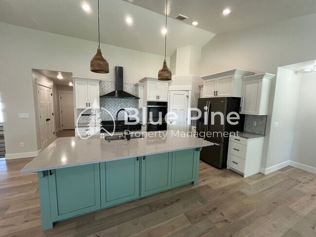 Foto del edificio - 4480 N Bristol Dr