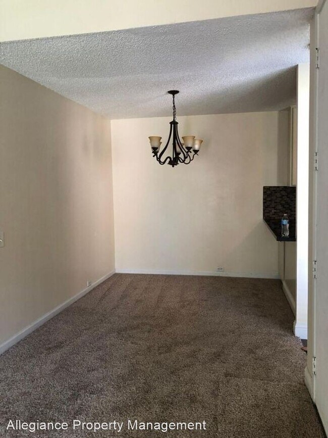 Building Photo - 2208 Woodside Ln