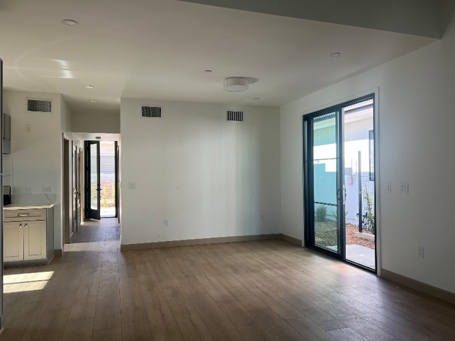 Building Photo - 913 Wildrose Ave