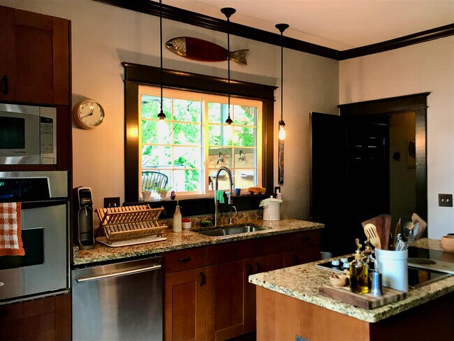 Foto del edificio - 1021 Petway Ave