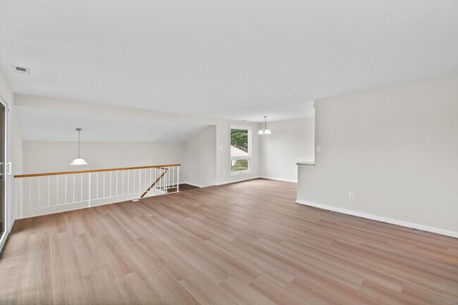 Building Photo - Condo in Woodside Square. 3Br / 1Ba Renovated. Garage.