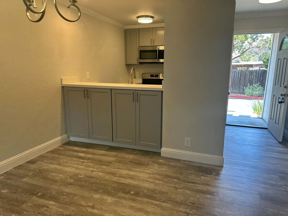 Primary Photo - 2 Bed 1 Bath Available NOW!!! Washer/Dryer...