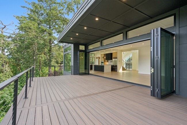 Building Photo - 985 SE Rim Rock Ln