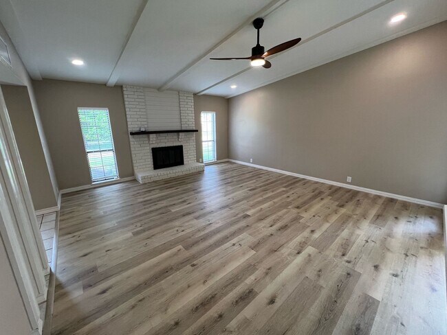 Building Photo - 6700 Forestview Dr