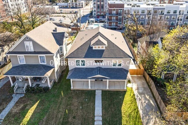 Building Photo - 1571 Court Ave