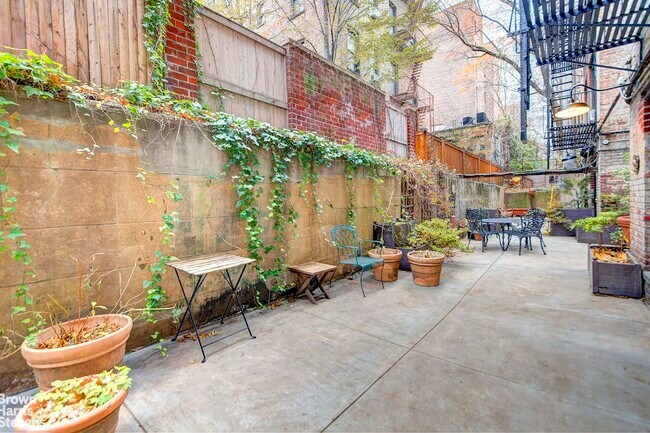 Foto del edificio - 137 W 12th St