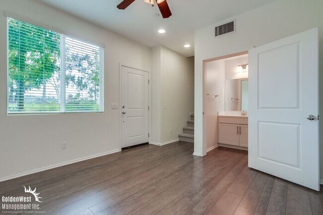 Building Photo - Stylish 3Bdm 3Ba Townhome with Chef’s Kitc...