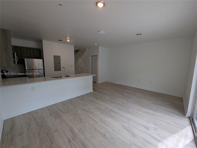 Foto del edificio - 170 NW 158th St
