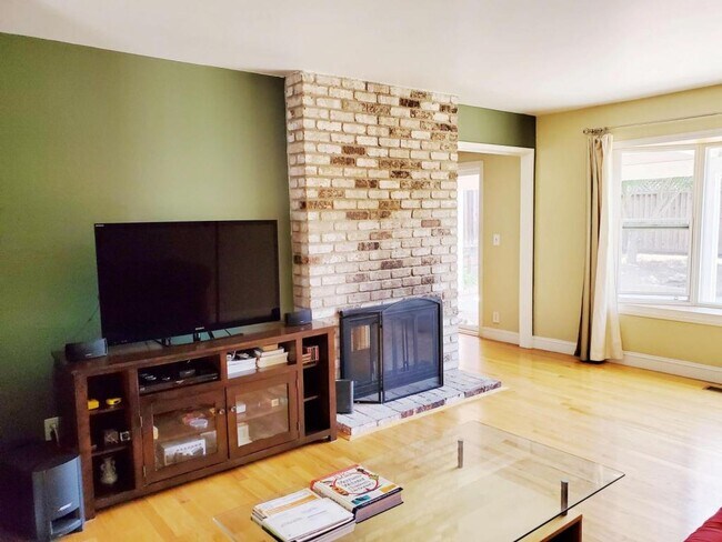 Building Photo - 5349 Elrose Ave