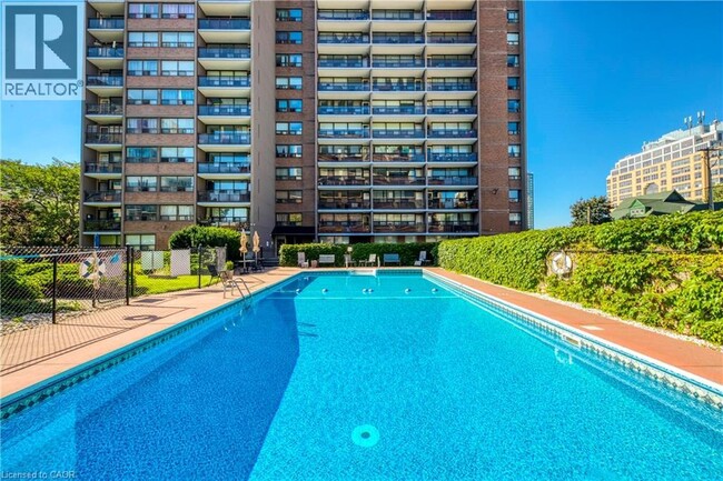 Photo du bâtiment - 221 Queen St S