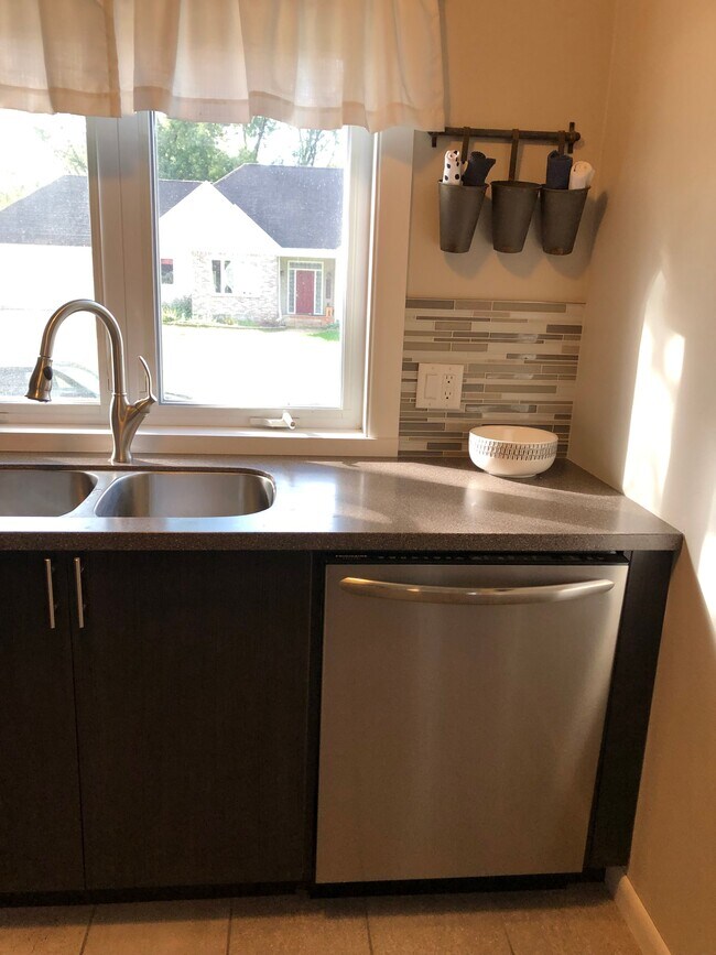 Building Photo - 1607 Plymouth Ave