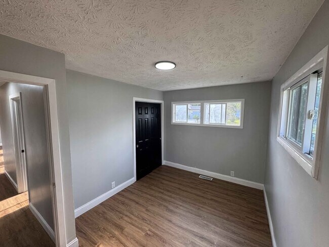 Building Photo - 121 S Wittfield St