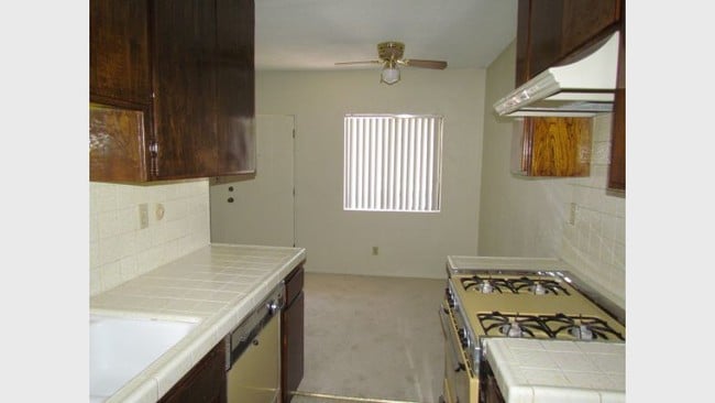 Building Photo - Tarzana Casa