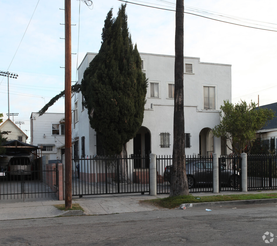 Foto del edificio - 317-319 E 24th St
