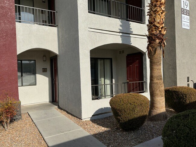 Foto del edificio - 2 bed 2 bath downstairs condo Gated community in Seven Hills.  Walking distance to St Rose Hospital
