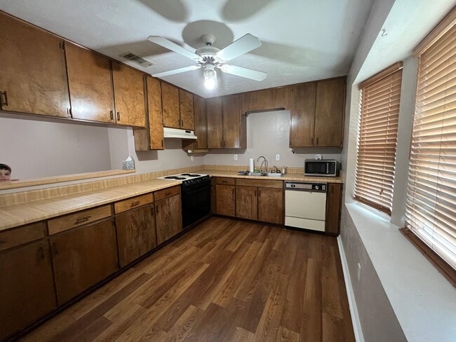 Building Photo - 121 Boardwalk Ln