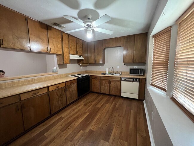 Foto del edificio - 121 Boardwalk Ln