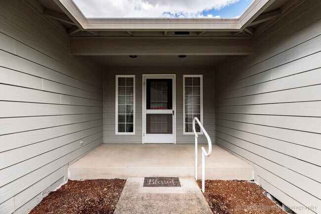 Building Photo - 345 N Vernonia Rd
