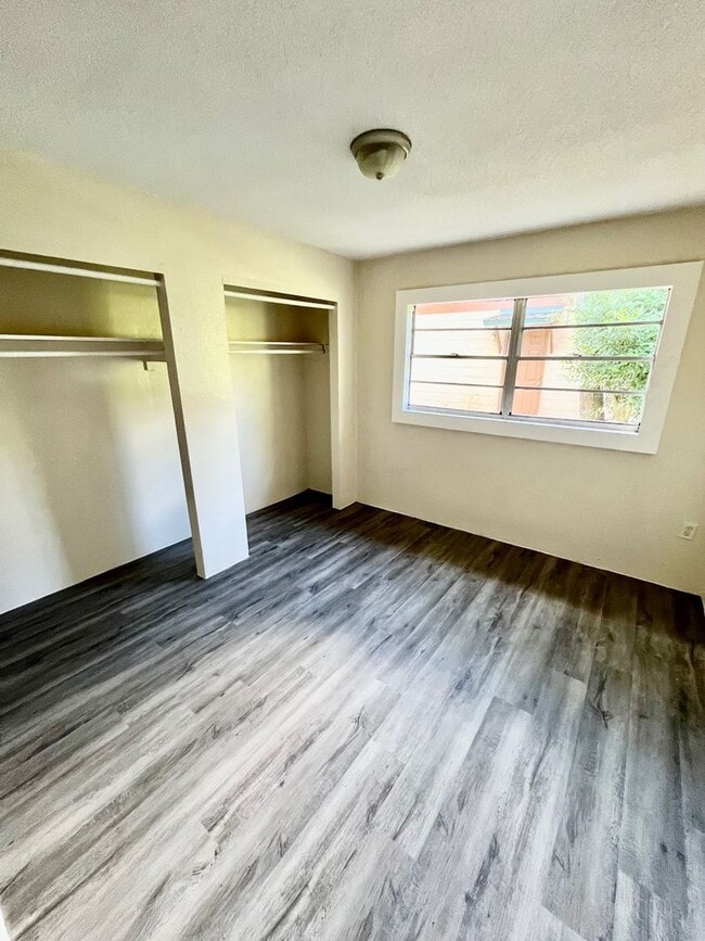 Foto del edificio - HUGE 3BR/1BA Dade City Home w/Large Bedrooms; NO APPLICATION FEE!!