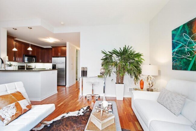 Building Photo - Chic Modern Jr 1 Bedroom Condo in South Beach