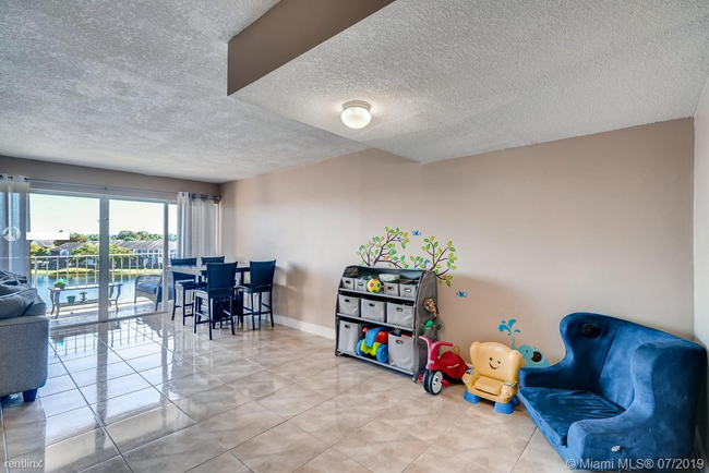 Building Photo - 2 br, 2.5 bath Apartment - The Beach Club