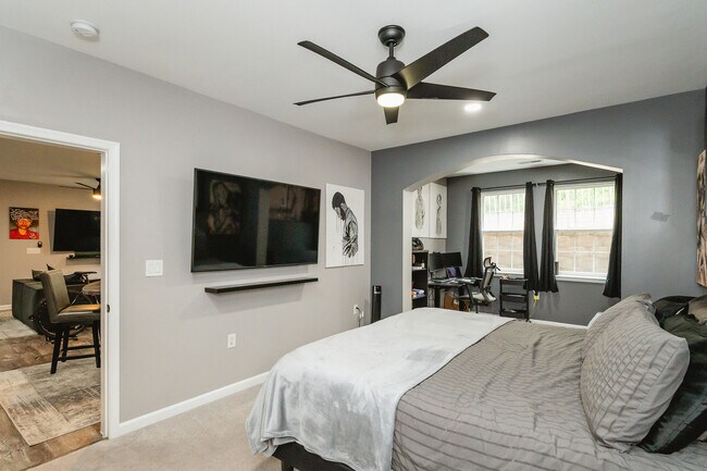 Building Photo - 400 Symphony Cir