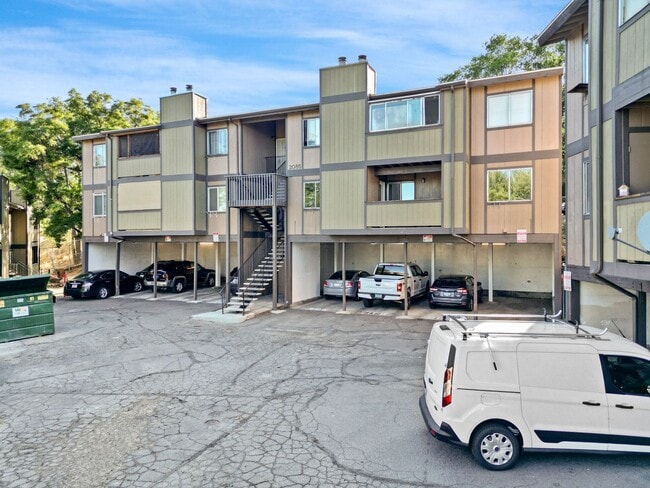 Building Photo - Cute 2 bedroom, 2 bath Condo for rent in R...