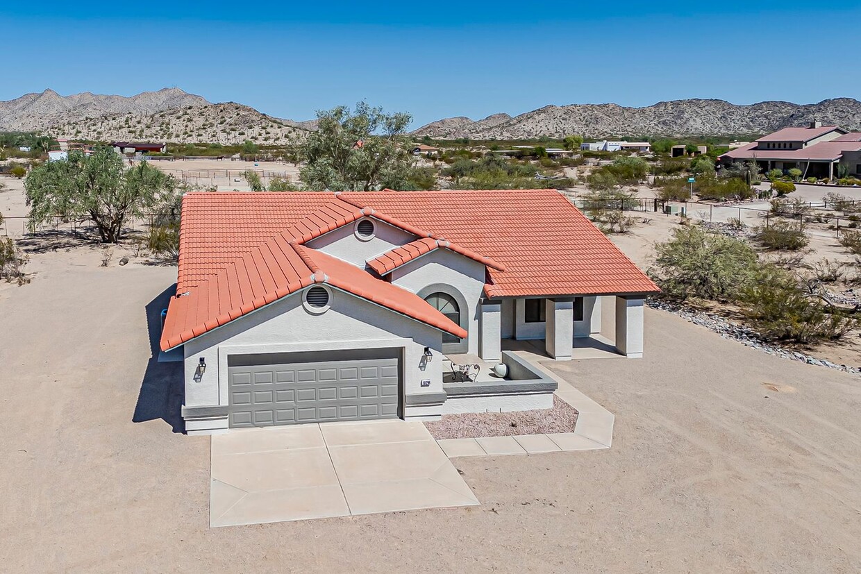 Primary Photo - Furnished Home on 2.5 Acres – Your Escape ...