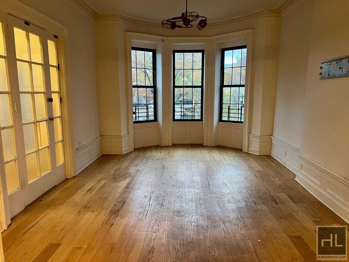 Primary Photo - 4BR 3BA Historic Limestone Duplex In Crown...