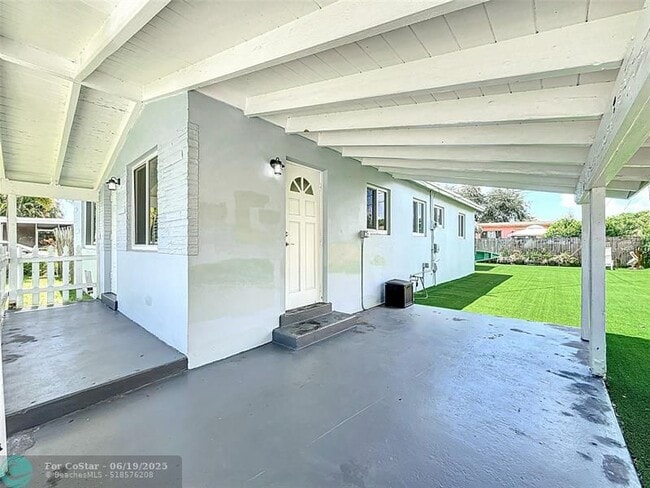Building Photo - 50 NE 56th Ct