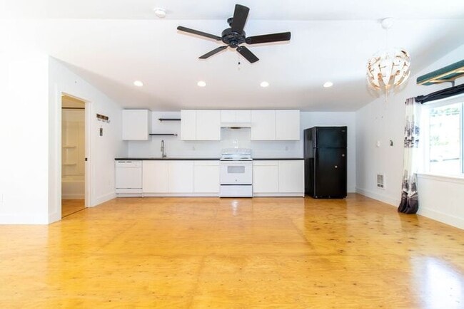 Building Photo - Beautiful ADU Studio Apt! With washer, dry...