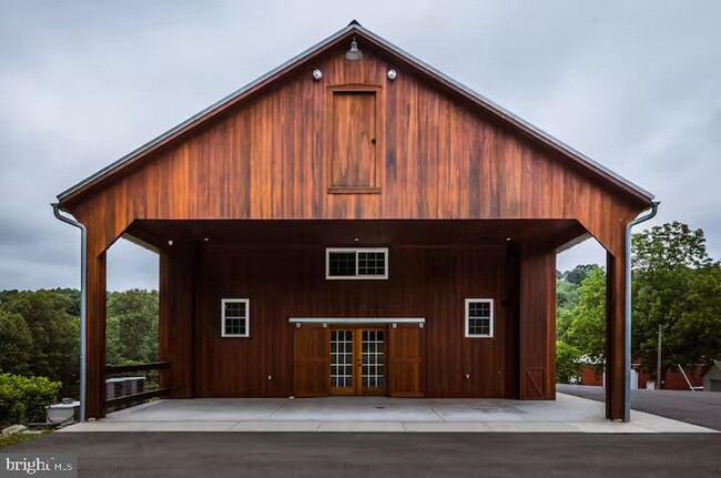 Building Photo - 284 Hickory Dr