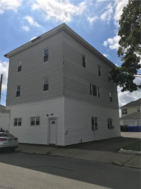130 Bellevue Ave Unit 1 R, Pawtucket, RI 02861 Apartment for Rent in