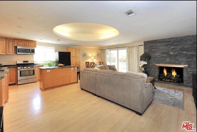 Foto del edificio - 6527 Woodlake Ave