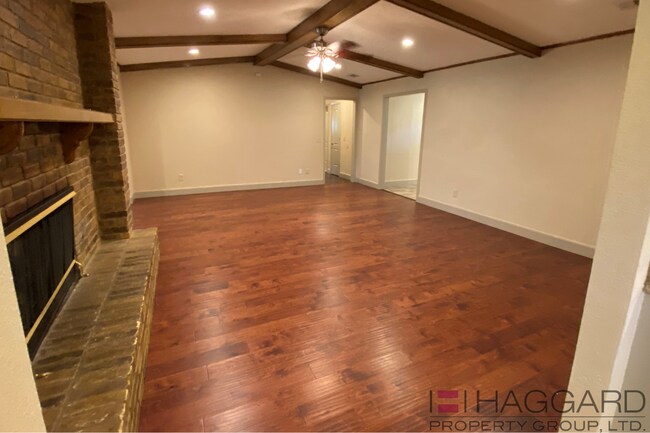 Building Photo - Large Updated Plano 4/2+/2 single family h...