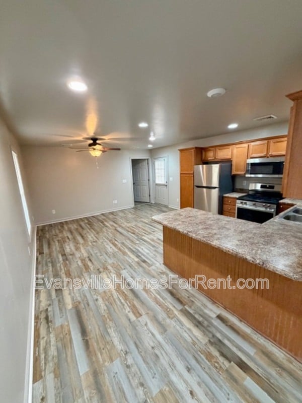 Building Photo - 306 S Elm Ave