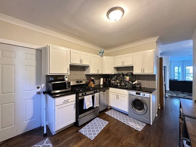 Building Photo - 842 W Waveland Ave