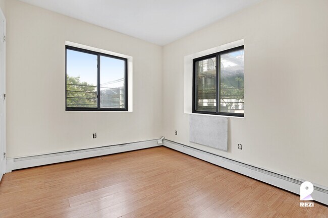 Foto del edificio - 1076 Broadway