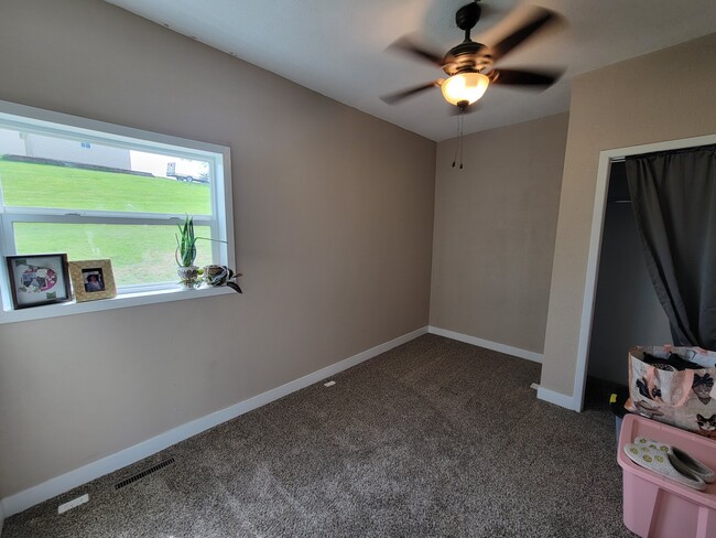 Bedroom - 100 S Walnut St