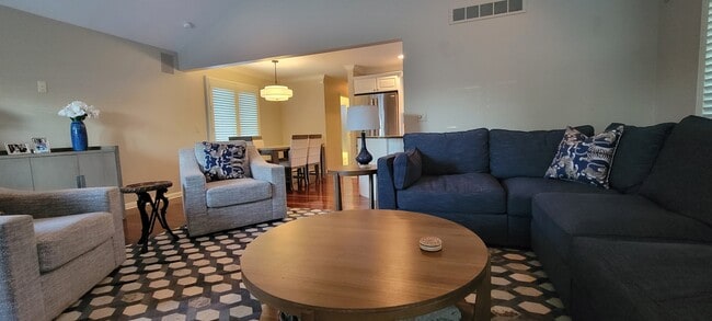 Foto del edificio - 547 Neff Rd