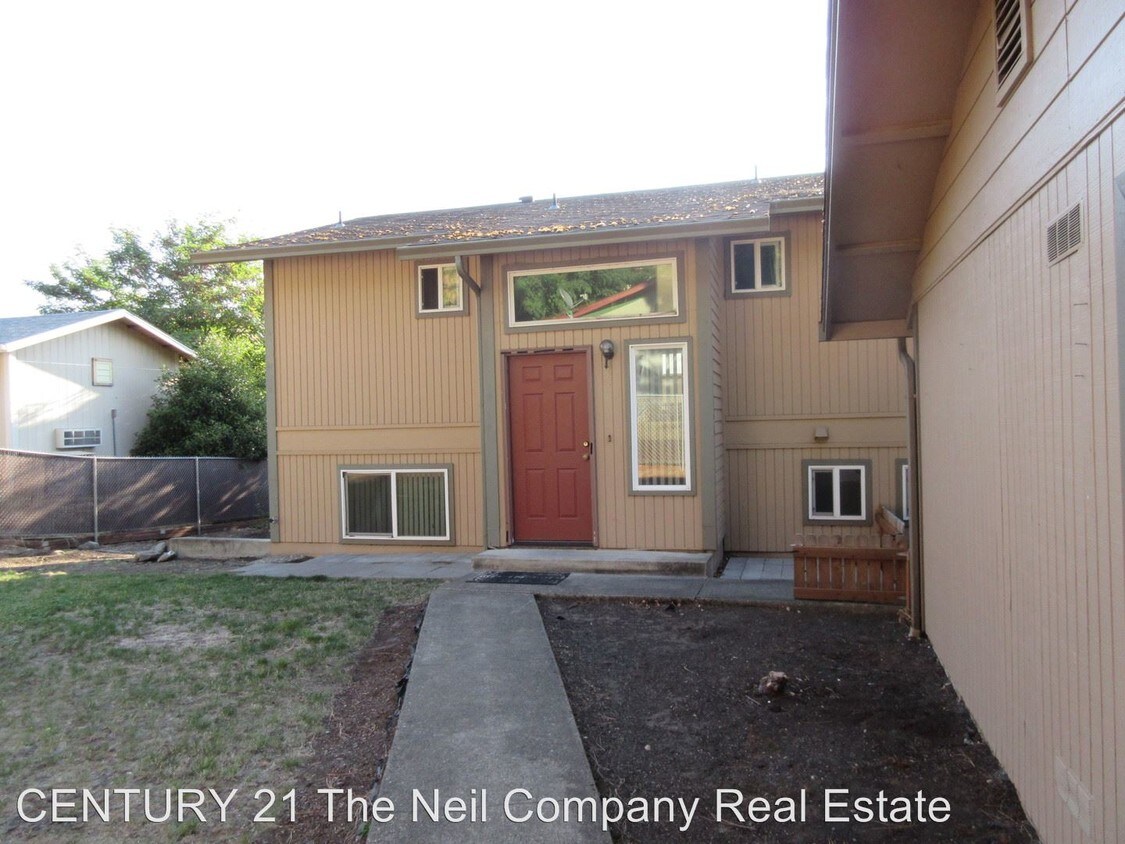 Primary Photo - 121 NW Mercy Hills Dr