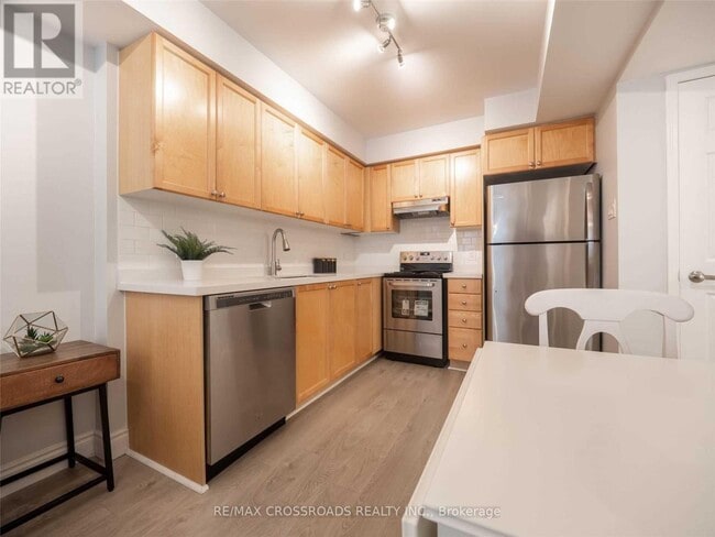 Building Photo - 4975 Southampton Dr