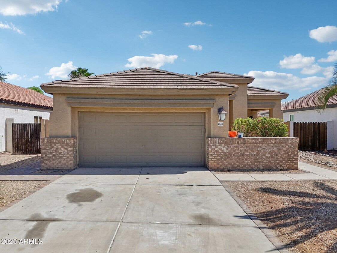 Primary Photo - 2633 E Calle Del Norte Dr