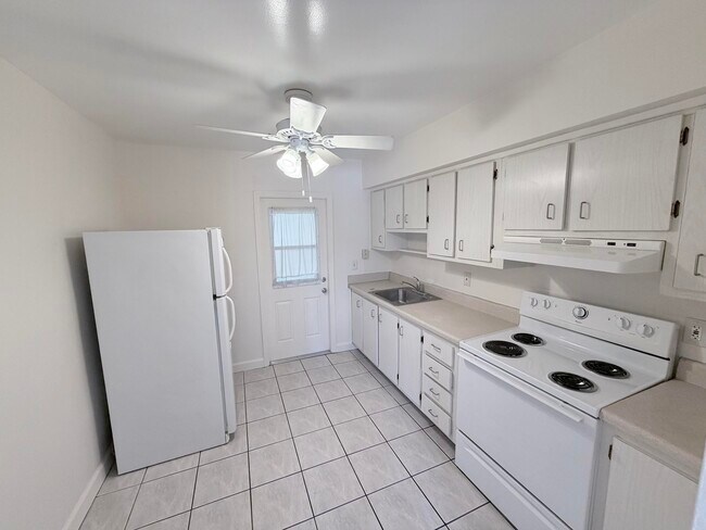 Foto del edificio - 1851 NE 56th St
