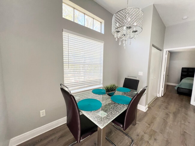 Área de comedor - 7240 Westpointe Blvd