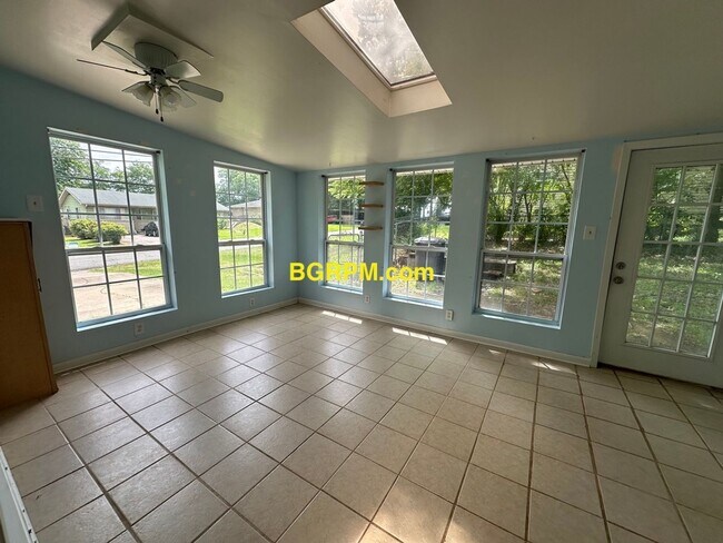 Foto del edificio - 3 Bd, 1.5 Ba, Home in Jacksonville