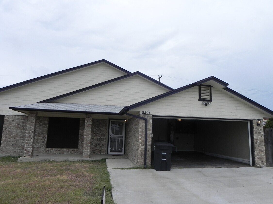 Primary Photo - Lovely 3 bed 2 bath home!