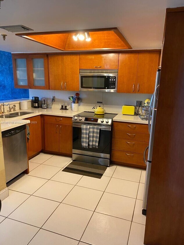 Primary Photo - 5880 Collins Ave