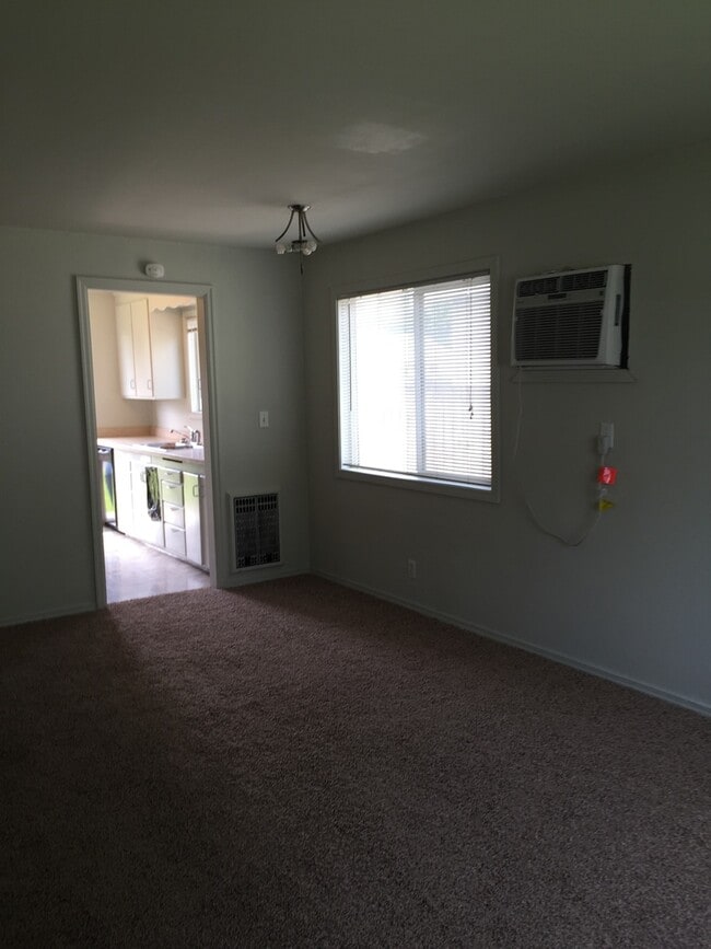 Building Photo - Tidy 2 bedroom 1 bath home with all applia...